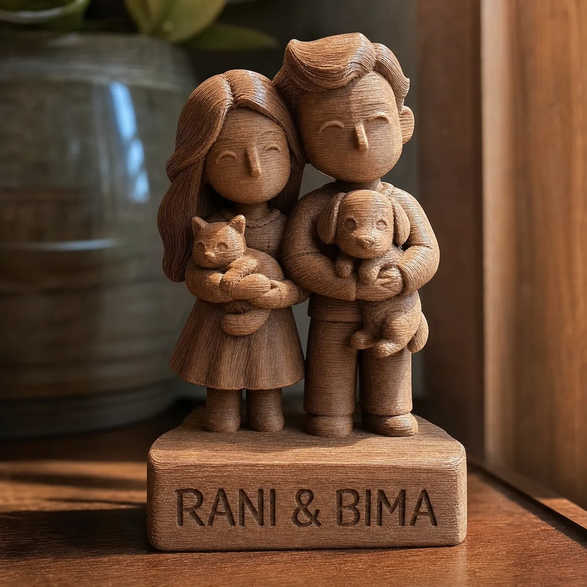 Detail ukiran nama pada figur kayu couple